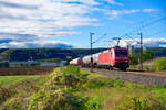 152 043 DB Cargo mit einem gemischten Güterzug bei Karlstadt Richtung Würzburg, 07.10.2021