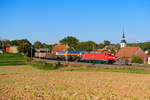 152 057 DB Cargo mit einem gemischten Güterzug bei Gnötzheim Richtung Ansbach, 09.10.2021