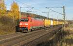 152 133-5 mit einem DHL-Zug am 05.11.2025 bei Kerzell.