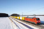 DB 152 142 kam mit dem Postzug über Saarmund nach Großbeeren gefahren. Bei Ahrensdorf konnte der DHL-Zug mit einer Schneelandschaft festgehalten werden. 11.01.2026