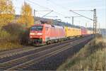 152 165-7 ist mit einem DHL-Zug in Richtung Süden unterwegs,gesehen am 05.11.2025 bei Kerzell.
