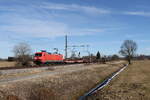 152 002 mit einem Stahlzug aus Freilassing kommend am 10. Februar 2026 bei Übersee am Chiemsee.