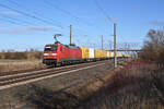 152 146 schleppte am 15.02.26 den DHL-Containerzug durch Brehna Richtung Halle(S).