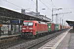 DB 152130-1 fährt hier am 13.2.2026 um 11.45 Uhr mit einem Containerzug in Richtung Hannover durch den Bahnhof Lüneburg.
