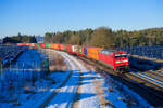 152 050 DB Cargo mit einem Containerzug bei Parsberg Richtung Regensburg, 14.01.2021