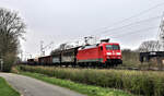 Mit einem gemischten Güterzug ist hier am 21.3.2026 um 12.35 Uhr die DB 152087-3 auf der Rollbahn in Hasbergen in Richtung Osnabrück unterwegs.