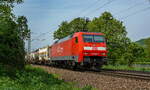 Am 6. Mai 2011 erreicht 152 029-5 mit ihren Güterzug Weinheim (Bergstr.) Richtung Süden.