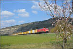 DB Cargo 152 167-3 mt einem DHL-Paketzug am 22.03.2026 bei Thüngersheim im frühlingshaften Maintal.
