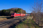 152 078 DB Cargo mit einem Containerzug bei Postbauer-Heng Richtung Nürnberg, 28.02.2022