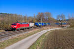 152 160 DB Cargo mit einem KLV-Zug bei Lehrberg Richtung Ansbach, 01.03.2022