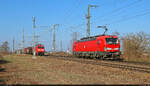 Wenn sich DB Cargo trifft: 6193 562-6 (Siemens Vectron) steuert ohne Anhang auf die Zugbildungsanlage (ZBA) Halle (Saale) zu. Von dort kommt 152 028-7 (Siemens ES64F), die einen gemischten Güterzug Richtung Abzweig Thüringer Bahn bespannt.
Gesehen in der Nähe der Leipziger Chaussee (B 6).

🧰 DB Cargo
🕓 21.3.2025 | 15:39 Uhr