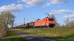 DB Cargo 152 151-7 (91 80 6152 151-7 D-DB) mit Schwefelzug in Richtung Osnabrück (bei Lembruch, 01.04.2026).