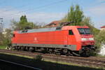 152 043-6 stand am 16.04.2026 im Bahnhof Kehl, mit einem noch erkennbaren DB Cargo Logo hinter dem DB Logo.