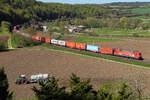 Breitenfurt am 25.4.26 mit der Lok 152 169 und der Aufschrift „seit 2009 für euch im Netz“.
Der Traktor parfümiert die Landschaft.
