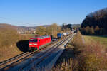 152 152 DB Cargo mit einem KLV-Zug bei Dollnstein Richtung Treuchtlingen, 22.03.2022