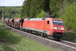 152 092 mit Schotterwagen in der Kurve bei Thaldorf am 27.04.26. Kein Signal und ohne Vorwarnung kommt der Zug um die Kurve. Da muss man auf Zack sein.