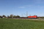 152 077 war mit einem Stahlzug am 23. April 2026 bei �bersee am Chiemsee auf dem Weg nach Freilassing.