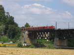 Eine 152 berquert mit einem Gterzug am 4.8.2007 die Donaubrcke in Regensburg.