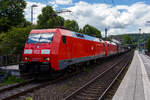 In Doppeltraktion fahren die 152 074-1 (91 80 6152 074-1 D-DB) und die 152 005-5 (91 80 6152 005-5 D-DB) der DB Cargo Deutschland AG am 09 Juni 2026 mit einem gemischten G�terzug durch Kirchen/Sieg. Eigentlich ist hier die Gesamtleistung von 17.400 PS (12.800 kW) der beiden Loks etwas �ber demissioniert. 

Die 152 074-1 wurde 1999 von der Krauss-Maffei AG (heute Siemens) in M�nchen-Allach unter der Fabriknummer 20201 gebaut, die Elektrik wurde von DUEWAG unter der Fabriknummer 91951 geliefert. Die 152 005-5 wurde 1998 er Krauss-Maffei AG in M�nchen-Allach unter der Fabriknummer 20132 gebaut. Von August 2007 bis Januar 2014 fuhr die 152 005 mit der Ganzreklame f�r den Landmaschinenhersteller „CLAAS“.