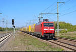 Eilige Paketsendung: Der umgeleitete DHL-Containerzug ist mit 152 140-0 (Siemens ES64F) im Bahnhof Angersdorf Richtung Halle Rosengarten unterwegs.