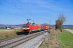 152 021 DB Cargo mit einem Containerzug bei P�lling Richtung N�rnberg, 11.04.2022