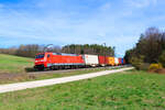 152 130 DB Cargo mit einem Containerzug bei Mimberg Richtung N�rnberg, 12.04.2022