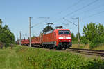 152 045 schleppte am 24.06.26 einen gemischten G�terzug durch Greppin Richtung Bitterfeld.