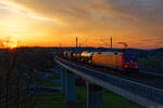 152 130 DB Cargo mit einem gemischten G�terzug im letzten Abendlicht bei �berquerung der Aurachtalbr�cke in Emskirchen Richtung N�rnberg, 20.04.2022