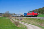 152 097 DB Cargo mit einem KLV-Zug bei Lehrberg Richtung Ansbach, 20.04.2022