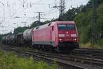 Bis auf einer Eaos ein Kesselzug: am 17 Juli 2026 durchfahrt die schon etwas verbl�sster 152 018 mit G�terzug Gremberg und wird vom Parkplatz fotografiert.