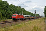 152 069 oblag am 26.07.26 die Bespannung eines gemischten G�terzuges von Seddin nach Halle(S) Rbf. Im Zugverband liefen an diesem Tag 2 IC-Wagen mit. Hier rollt der Zug durch Burgkemnitz.
