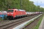 Am grauen 13 Mai 2026 schlept DB Cargo 152 120 ein nicht ganz gut beladener KLV durch K�ln S�d nordw�rts.