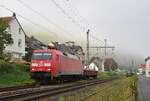 152 085-7 f�hrt mit einem Res Wagen voll Neuschotter durch Brohl in Richtung Koblenz.

Brohl 03.10.2026