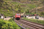 DB 152055-0 passiert am Ortsrand von Oberwesel mit einem gemischten G�terzug am 18.9.2026 um 12.05 Uhr einen B� in Fahrtrichtung Bingen.