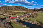Mit dem nachmitt�glichen Autoteilezug, der zwischen den Werken Ingolstadt und Heilbronn des Herstellers Audi verkehrt, konnte ich am 27. M�rz 2026 die f�r DB Cargo im Einsatz stehende 152 102 bei Dietfurt beim �berqueren der Altm�hl fotografieren.  