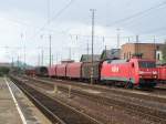 Die 152 009-7 ist mit dem Planmigen Gterzug von Aalen nach Stuttgart-Hafen im Bahnhof Aalen zur Abfahrt bereit. (Sommer 2007)