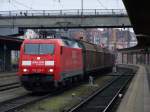 Die 152 126-9 zieht einen Gterzug durch den Bahnhof Ulm Hbf hindurch.