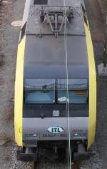 Normalerweise sollte es der Fotograf tunlichst vermeiden, dass sein Konterfei im Bild erscheint, hier fand ich jedoch das sich in der Frontscheibe der ITL-Lok ES64 F-902 (152 902) spiegelnde