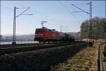 Am Rhein entlang rollt die 152 030 mit ihrer Fracht Richtung Sden.