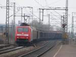 152 043 durchfhrt mit einem Gterzug am 1.4.2008 den Bahnhof Obertraubling.