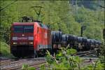 Whrend sich die Pflanzen im leichten Wind bewegen und sich an der Sonne erfreuen, ist die 152 076 mit dem stark verspteten 62389 auf dem Weg nach Kreuztal. (06.05.20008) 

