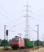 152 057 ist am 25.06.08 mit dem noch schcher als blich ausgelasteten IKE 50034 von Karlsruhe GBF nach Bremen-Grolland bei Wiesental unterwegs.