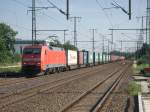 152 130-1 fhrt mit Containerzug durch Golm. 2008-07-02.