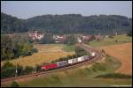 152 124 bringt am Morgen des 24.07.08 einen kurzen Containerzug ber die Filsbahn (KBS 750) nach Beimerstetten, aufgenommen bei Lonsee.