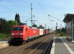 152 077 kommt mit einem Containerzug durch Bad Bevensen; 07.08.2008
