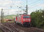 152 097-2 fhrt zusammen mit 294 609-3 und einem kurzen Gterzug durch Stuttgart-Untertrkheim in Richtung Plochingen. 18.08.08