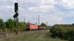 Am 21.8.2008 fuhren 152 035 und eine weitere Schwestermaschine bei Thngersheim im Maintal von Wrzburg kommend mit einem Gterzug Richtung Aschaffenburg.