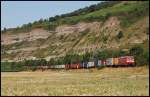 Diese 152er zieht einen Containerzug in Richtung Sden. Aufgenommen im August 2008 bei Thngersheim im Maintal.