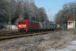 152 132 mit einem Containerzug am 17.01.2009 in Aling.