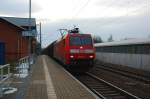 Als 152 012 mit ihrem Gterzug durchfuhr wurde es schon merklich dunkler. Hier passiert sie am 05.02.09 den Bahnhof Burgkemnitz, Fahrtrichtung Berlin.
